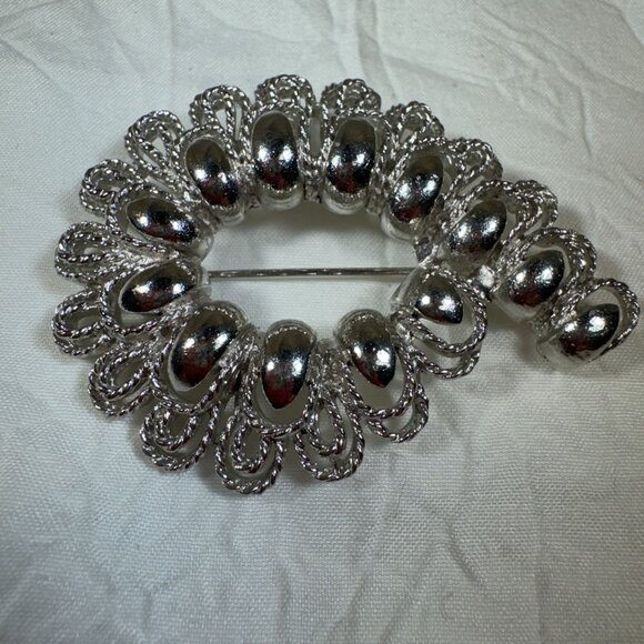 Vintage Lisner Silver-Tone Oval & Rope Design Brooch Pin Jewelry - Picture 2 of 6